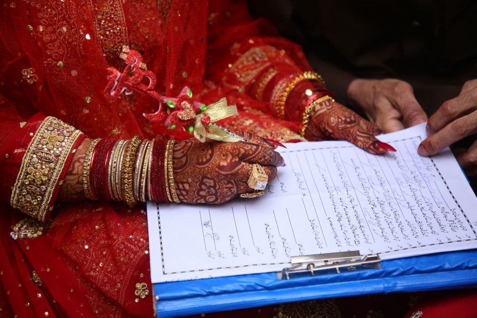 court-marriage-signing-nikahnama-in-lahore-pakistan